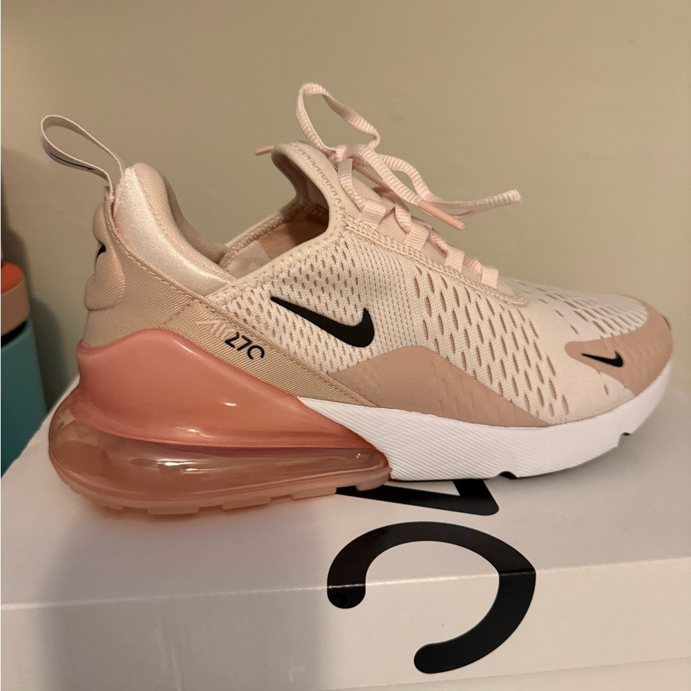Nike Air Max 270 in Pink and White